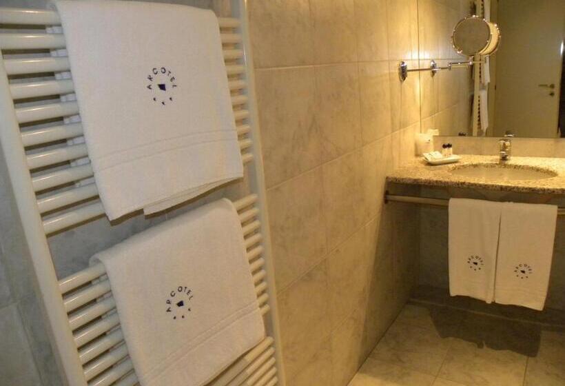 חדר קלאסי לשלושה, Arcotel