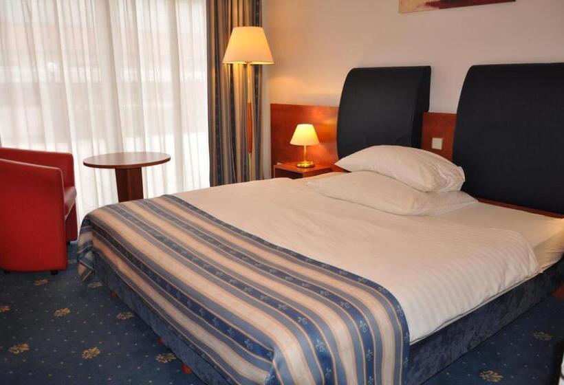 标准三人间, Skyhotelgwarna