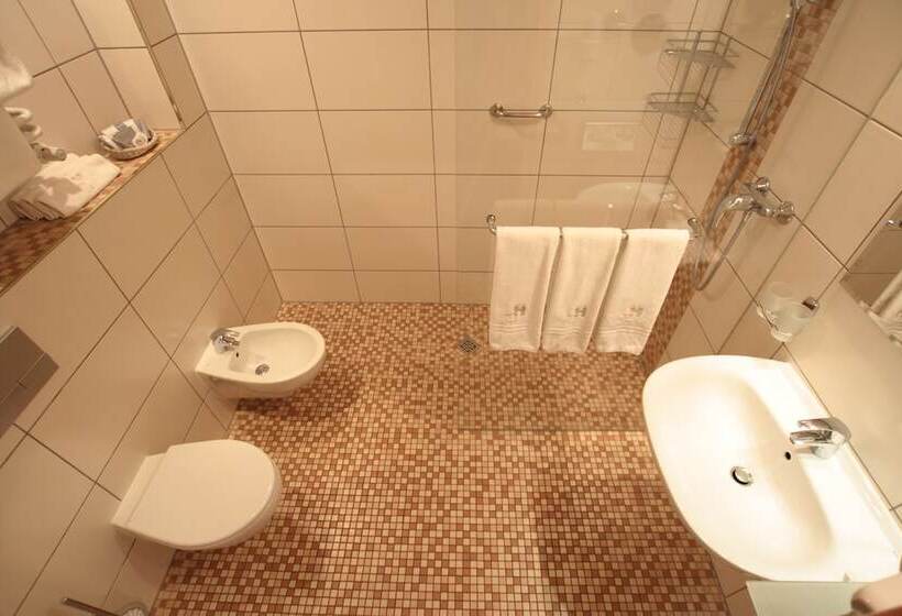 标准三人间, Skyhotelgwarna