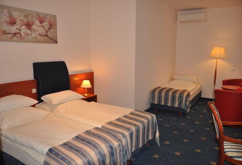 标准三人间, Skyhotelgwarna