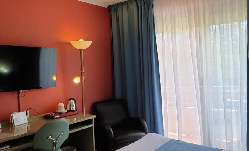 Семейный Номер, Logis Hôtel & Restaurant Le Fleurance
