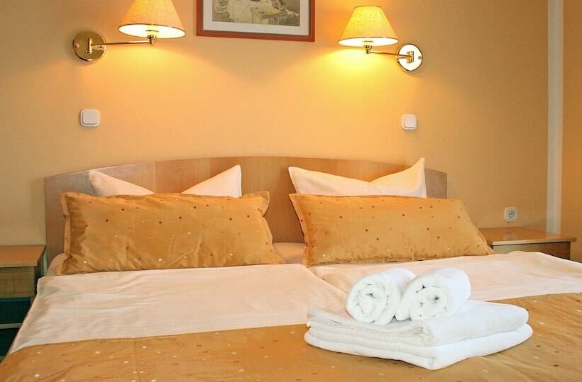 اتاق استاندارد سه نفره, Leonardo