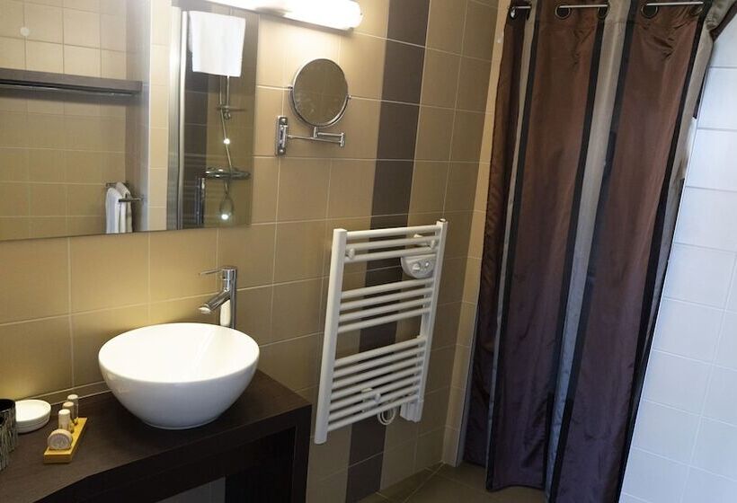 جناح, Logis Hôtellerie Les Brisants , Restaurant J M Perochon