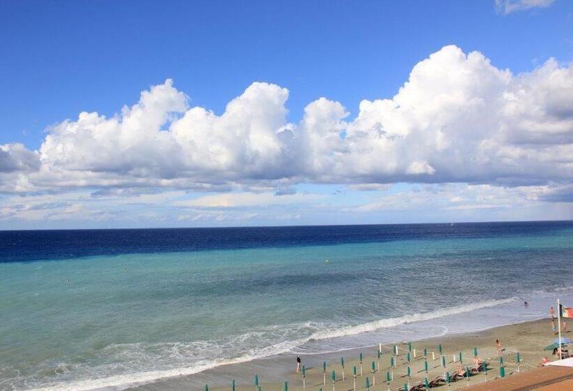 جناح جونيور مطلّ علي البحر, Lido