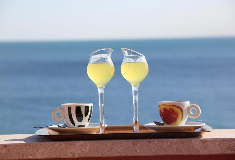 جناح جونيور مطلّ علي البحر, Lido