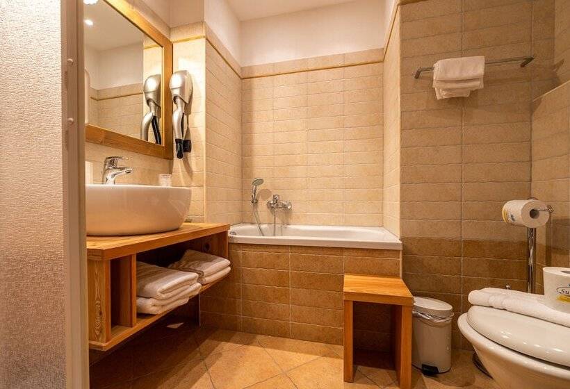 סוויטת ג'וניור, Lo Scoiattolo