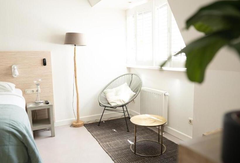 جناح كومفورت, Logement Overzee