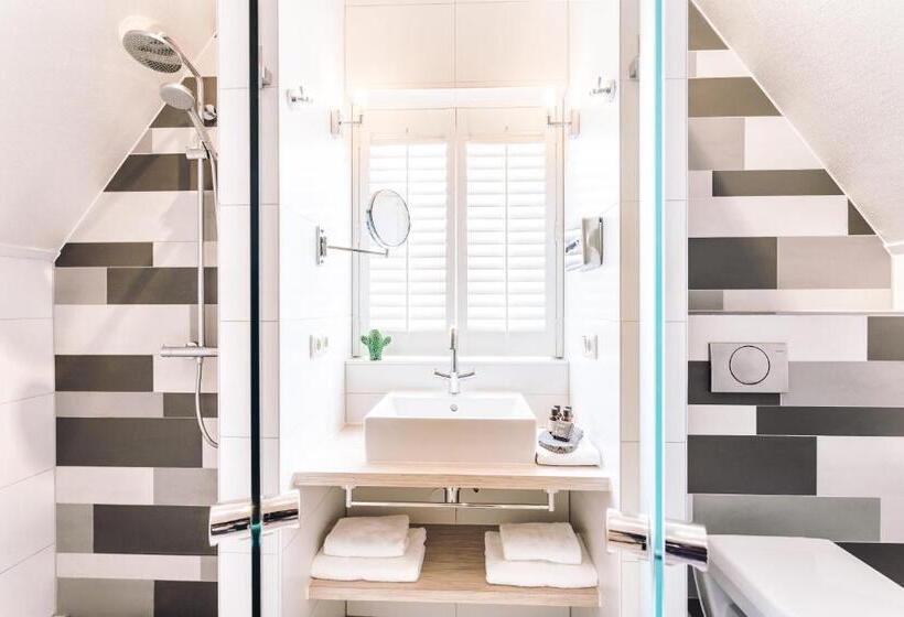 جناح كومفورت, Logement Overzee