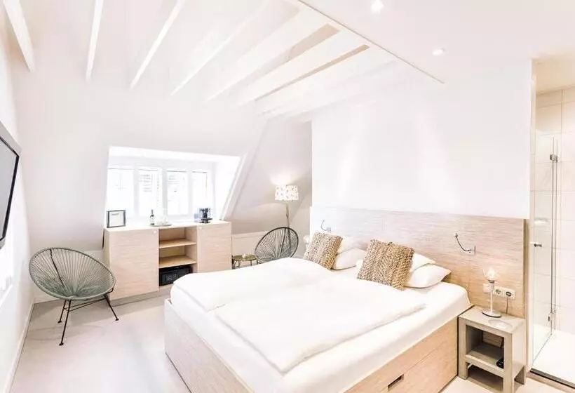 Deluxe-sviitti, Logement Overzee