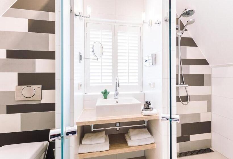 جناح كومفورت, Logement Overzee