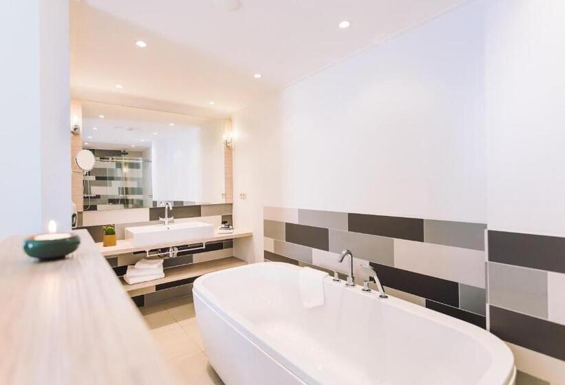 جناح ملكى, Logement Overzee