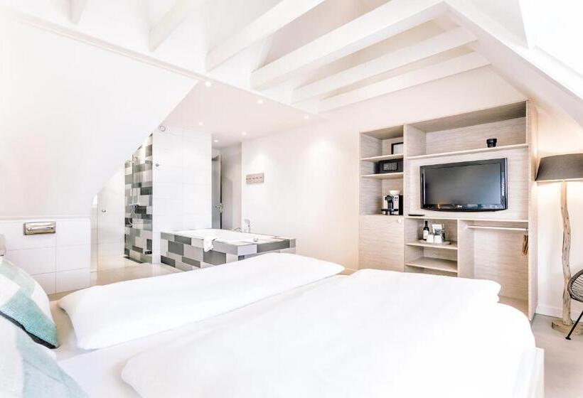 جناح ملكى, Logement Overzee