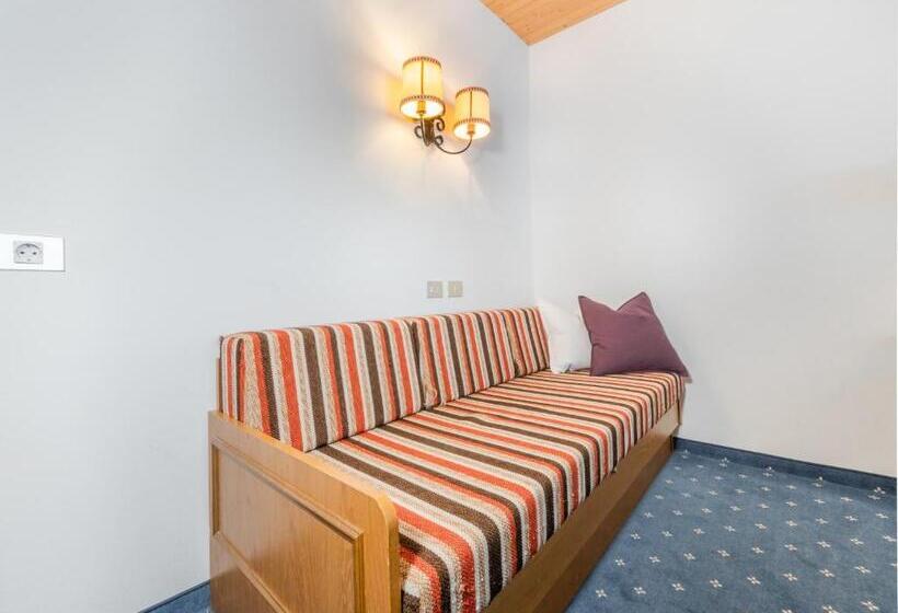 标准三人间, Pontives