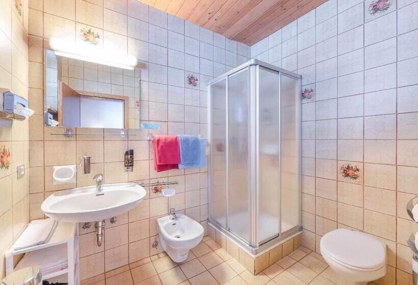 四人标准间, Pontives