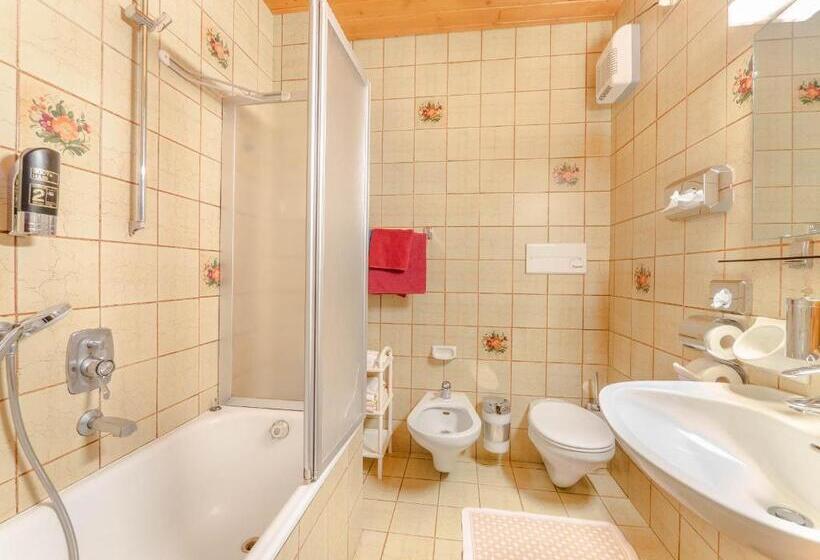 四人标准间, Pontives