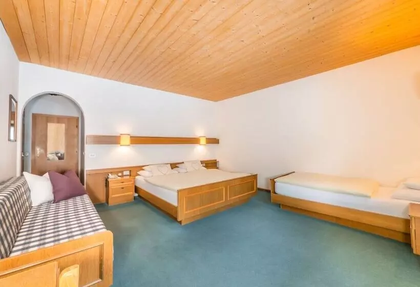 Standard Neljän Hengen Huone, Pontives