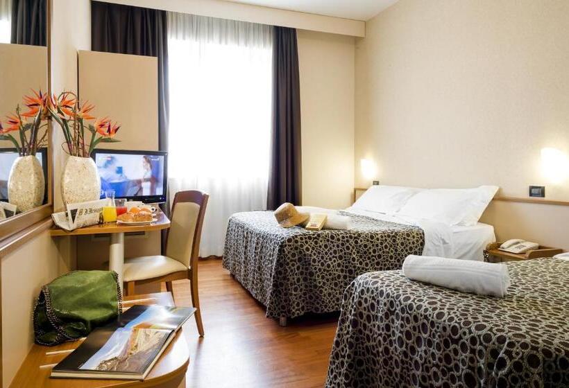 غرفة قياسية ثلاثية, Ristorante Dragonara