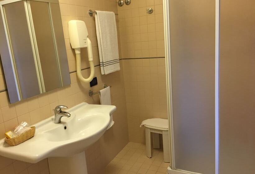 غرفة قياسية ثلاثية, Ristorante Dragonara