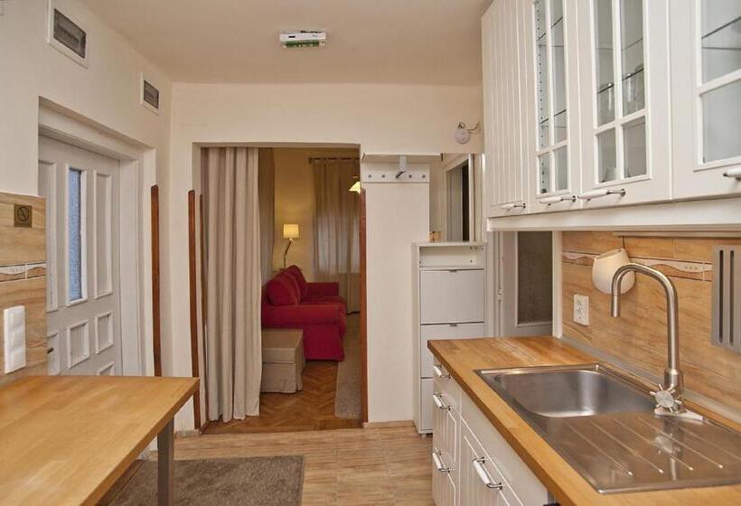 شقة غرفتين, Vila Camelia