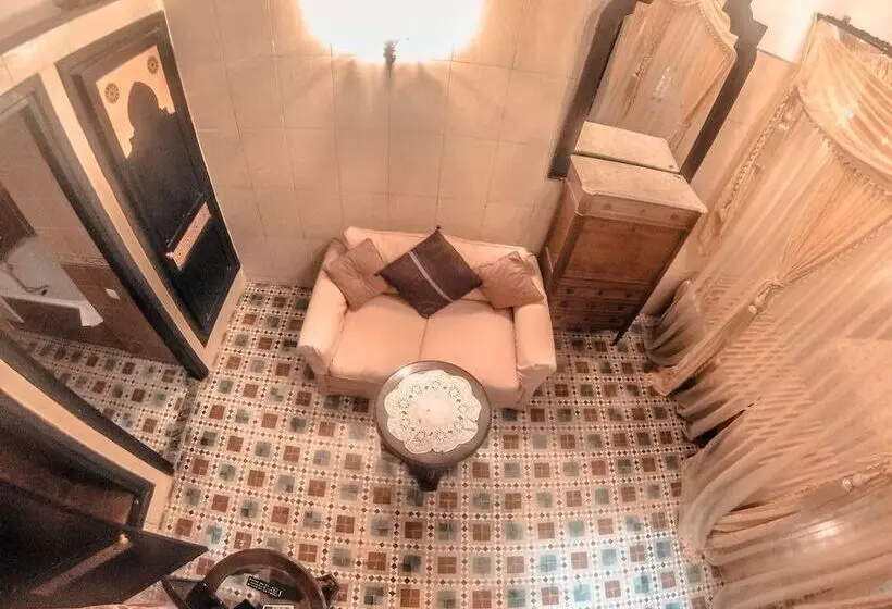スイート, Riad Baddi