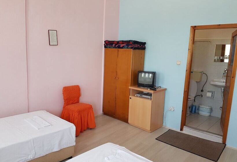 Habitación Triple Estándar, Yali Otel