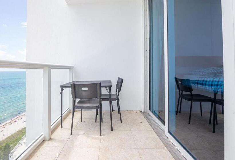 إستديو قياسى مزود بشرفة, Girasole Rentals