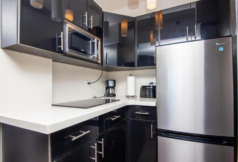 إستديو قياسى مزود بشرفة, Girasole Rentals