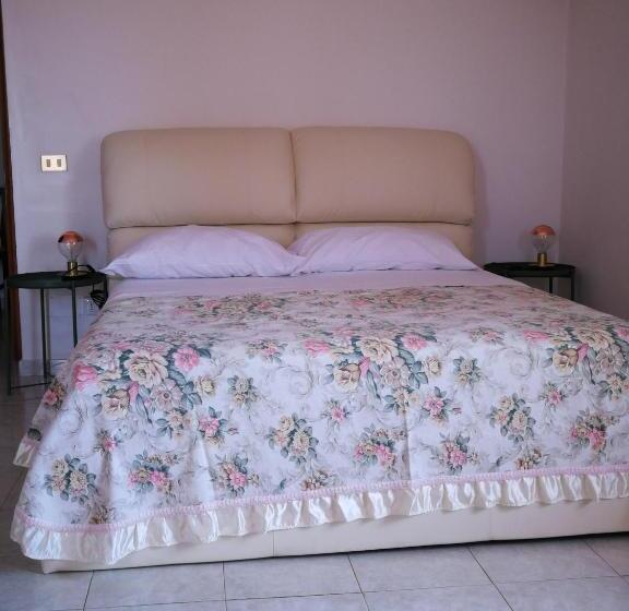 اتاق استاندارد چهارنفره با سرویس بهداشتی مشترک, Villa Galilei Rooms