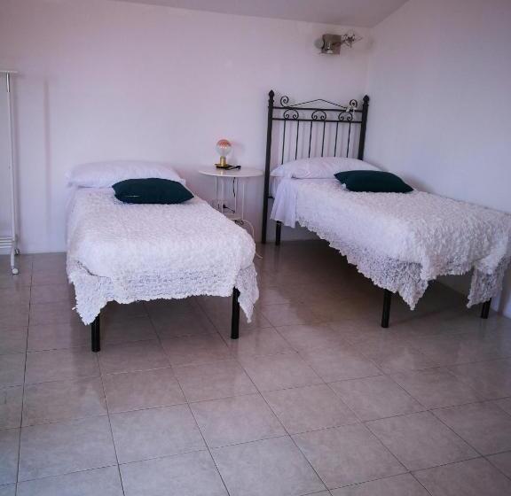 اتاق استاندارد چهارنفره با سرویس بهداشتی مشترک, Villa Galilei Rooms