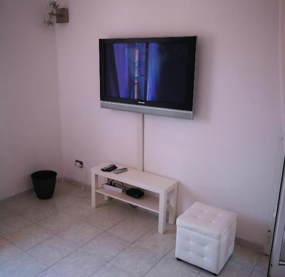 اتاق استاندارد چهارنفره با سرویس بهداشتی مشترک, Villa Galilei Rooms