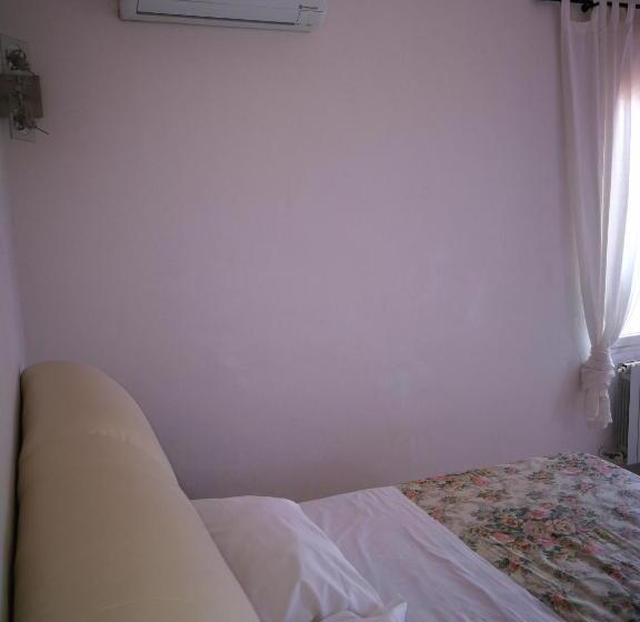 اتاق استاندارد چهارنفره با سرویس بهداشتی مشترک, Villa Galilei Rooms