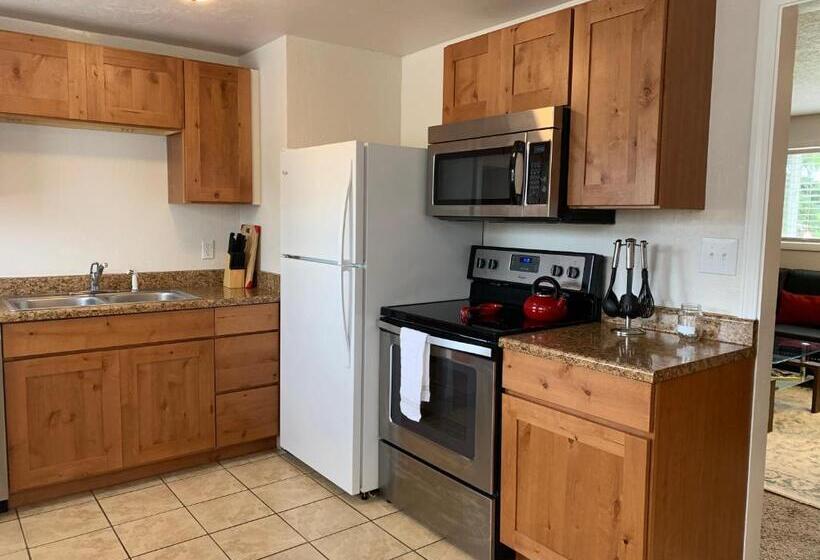 Апартаменты 2 Спальни, The Palace At Kingston East