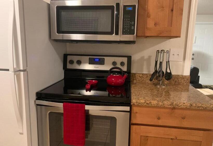 Апартаменты 2 Спальни, The Palace At Kingston East