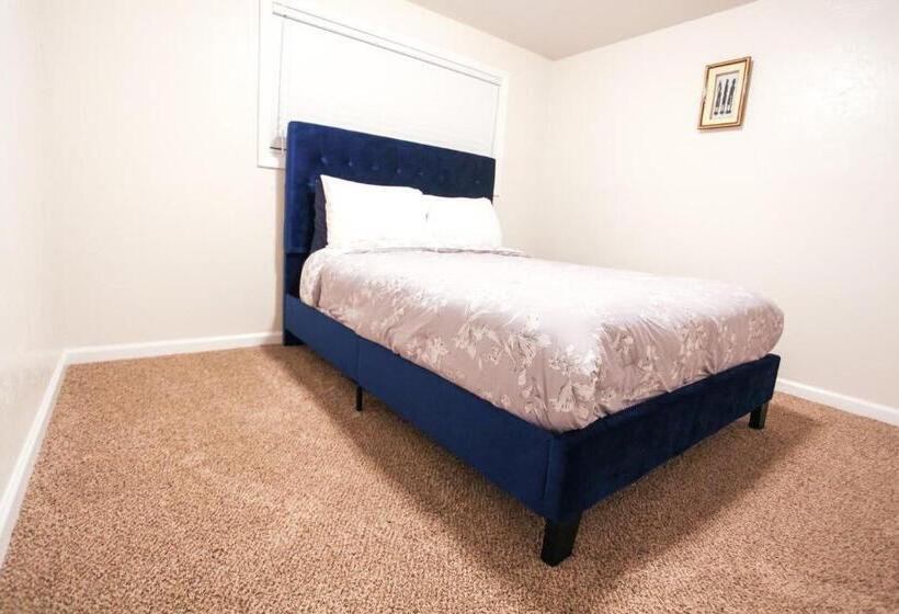 شقة غرفتين, The Palace At Kingston East