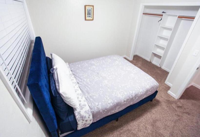 شقة غرفتين, The Palace At Kingston East