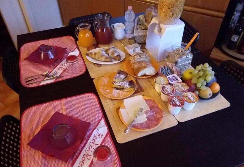 غرفة قياسية, Orange House