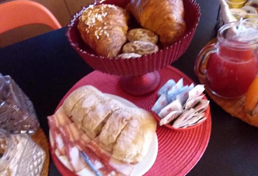 غرفة قياسية, Orange House