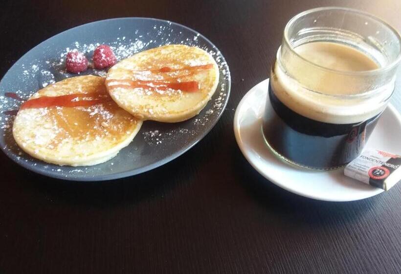 غرفة قياسية, Orange House