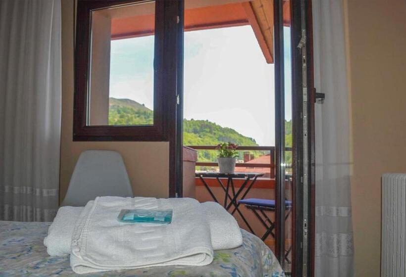 غرفة قياسية مزوَّدة بتراس, Pension Reconquista