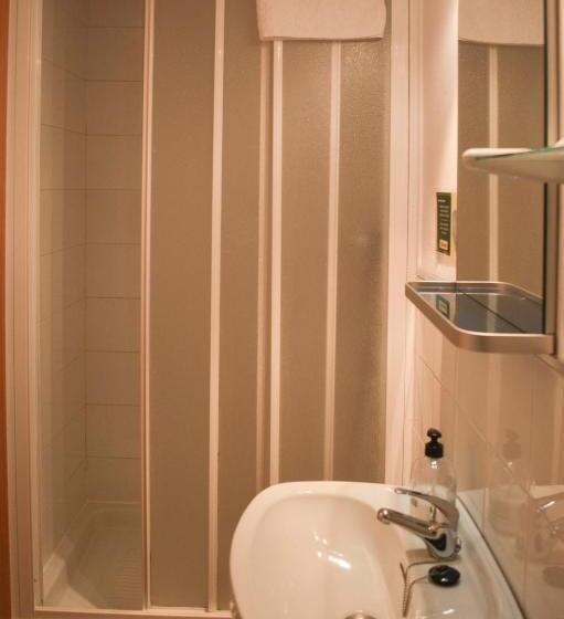 غرفة قياسية ثلاثية, Pension Reconquista