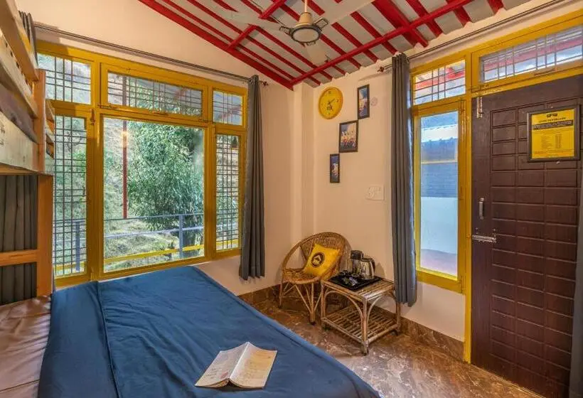 Deluxe Kolmen Hengen Huone, The Hosteller Mussoorie By The Streamside, Kempty