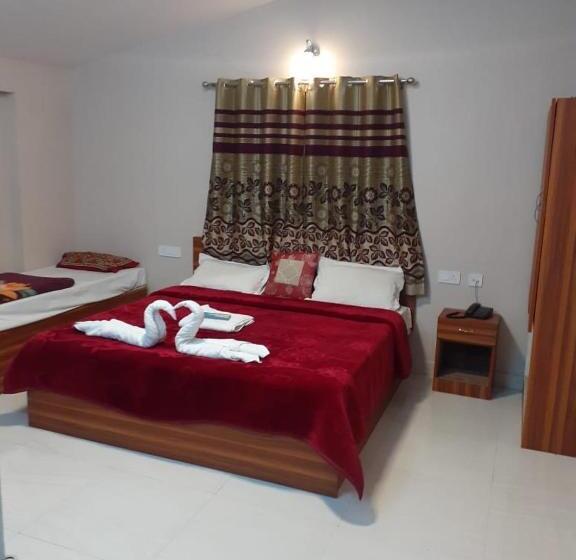 스탠다드 트리플 룸, Happystay Rooms And Cottages