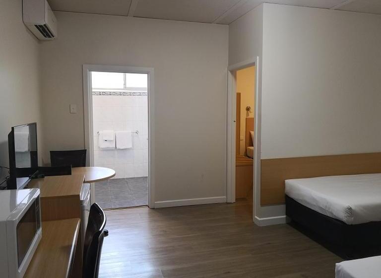 패밀리 룸, Dandenong Motel