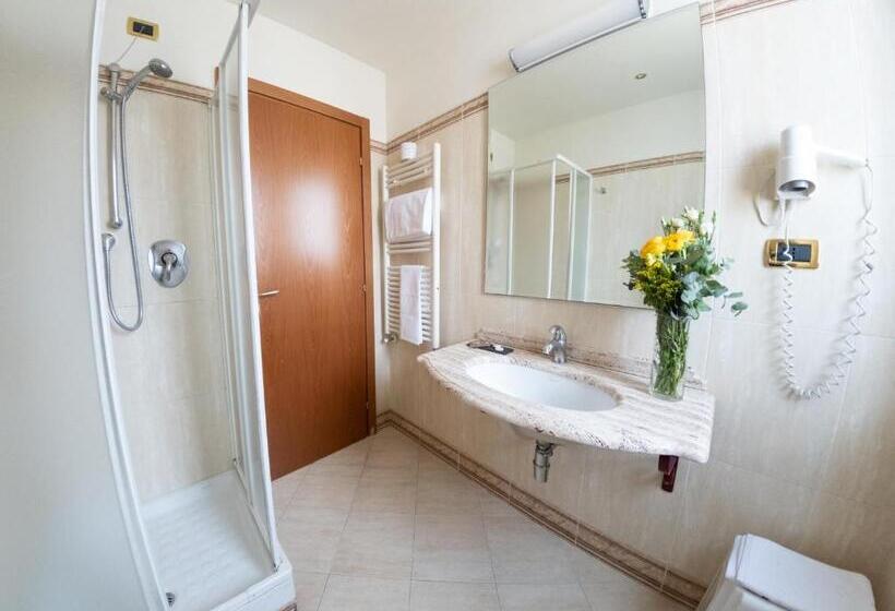 غرفة كلاسيكية ثلاثية, Grand Hotel Elite