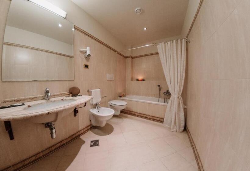 غرفة سوبيريور رباعية, Grand Hotel Elite