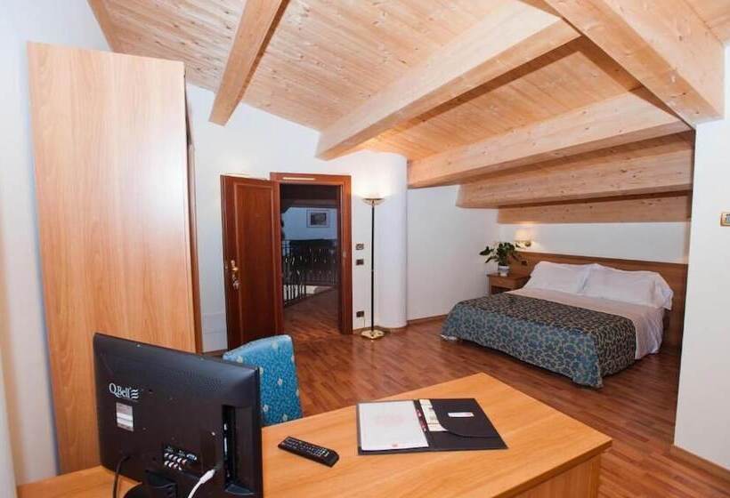 غرفة سوبيريور رباعية, Grand Hotel Elite