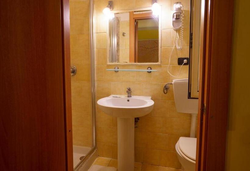 标准三人间, America