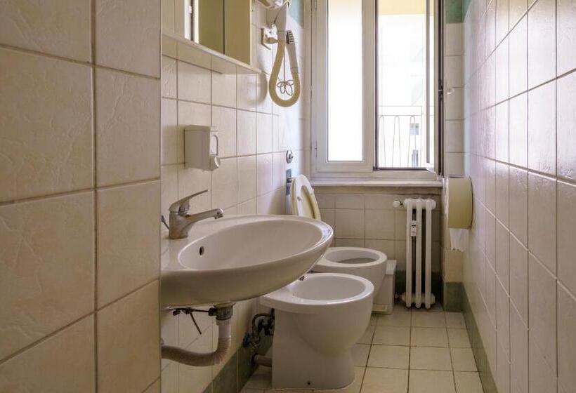 标准三人间共用浴室, America