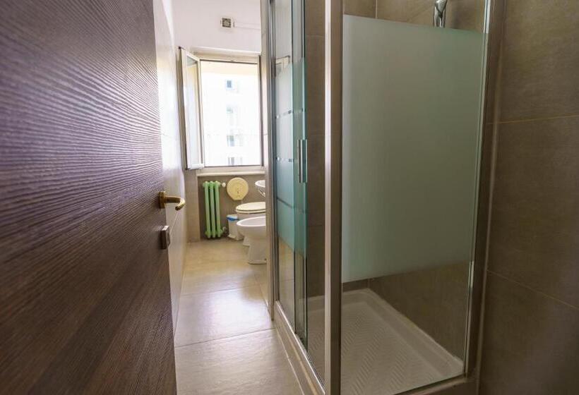 标准三人间共用浴室, America