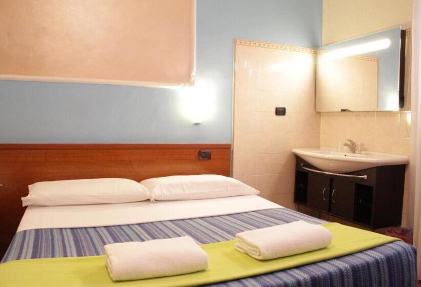 标准三人间共用浴室, America